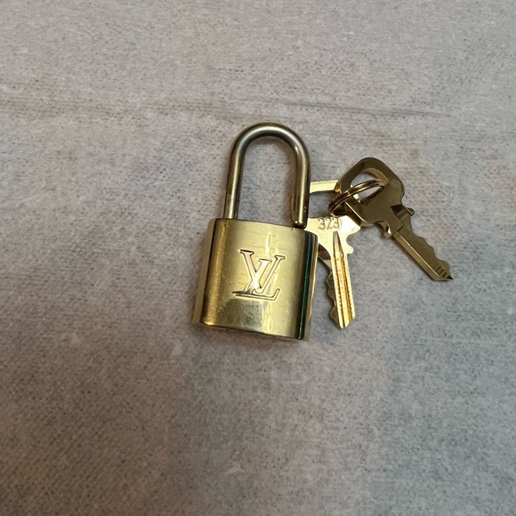 Louis Vuitton lock and keys - Picture 9 of 12